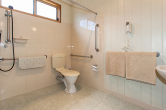 Accessible Room Bathroom at Ararat Motor Inn
