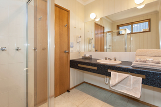 King Bed Room Bathroom at Ararat Motor Inn