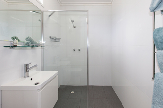 Standard Room Bathroom at Ararat Motor Inn